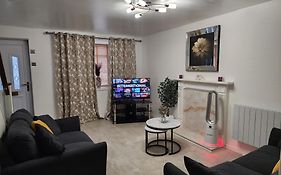 My Holiday Home -2 Bed House-Free Parking